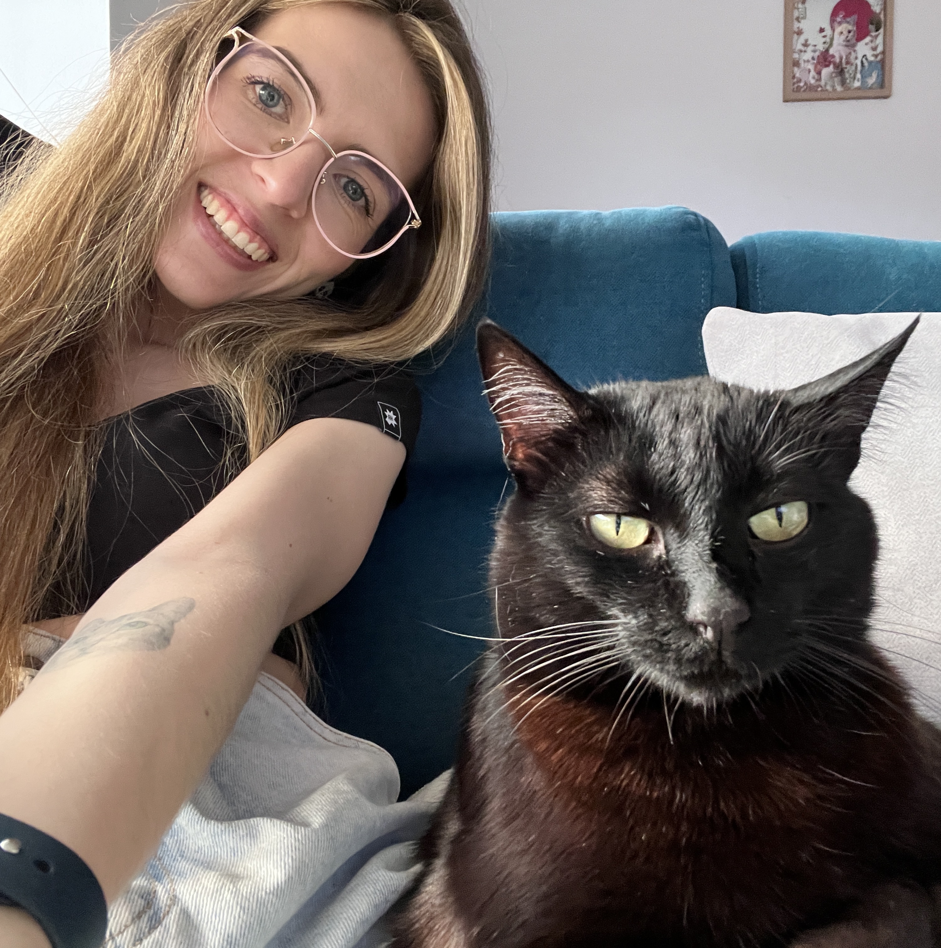 Laura, asesora nutricional felina, con un gato